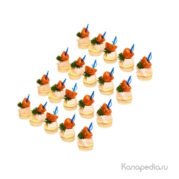 Куриное филе, ломтик сыра, черри, зелень на гренке